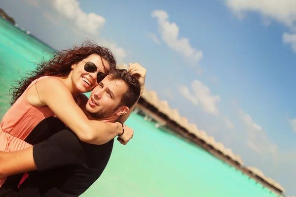 Belo casal em sua lua de mel na ilha tropical de Maldivas — Fotografia de Stock