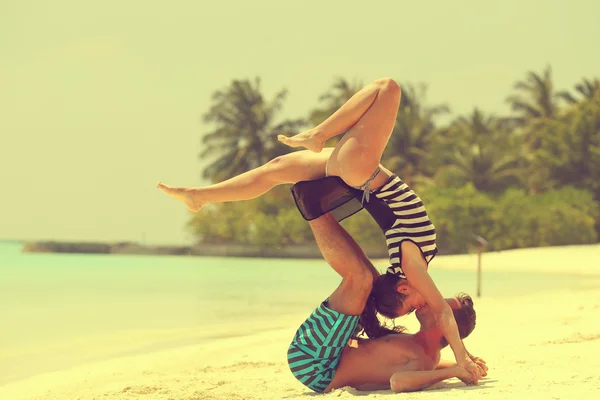 Hermosa pareja en su luna de miel en la isla tropical de Maldivas —  Fotos de Stock