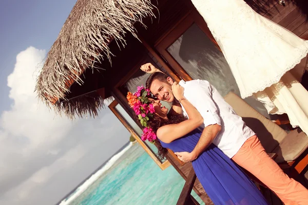 Belo casal em sua lua de mel na ilha tropical de Maldivas — Fotografia de Stock