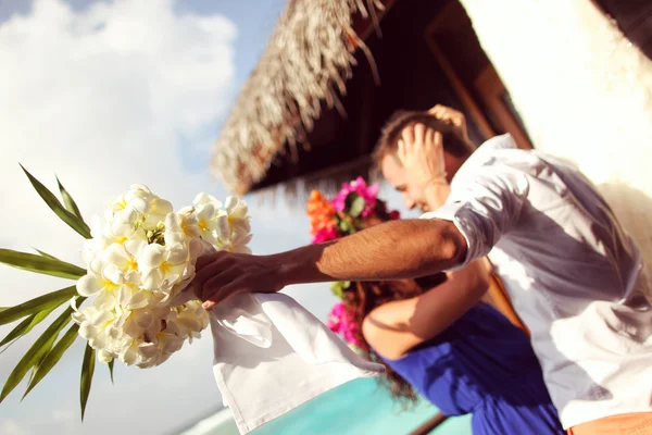 Hermosa pareja en su luna de miel en la isla tropical de Maldivas —  Fotos de Stock