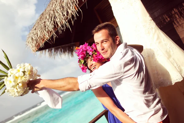 Beau couple en lune de miel dans l'île tropicale des Maldives — Photo