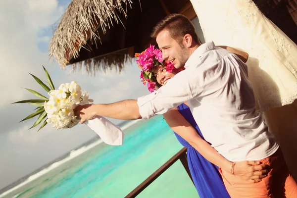 Beau couple en lune de miel dans l'île tropicale des Maldives — Photo