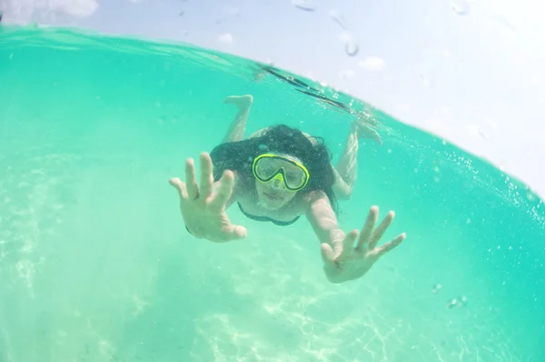 Jovem menina mergulho perto de ilha tropical de Maldivas — Fotografia de Stock