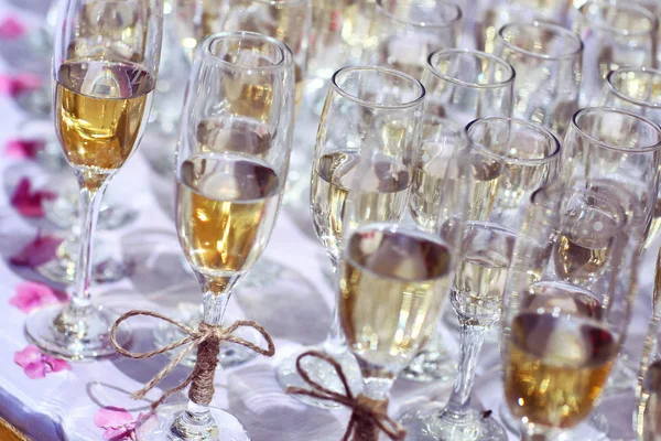 Many glasses filled with champagne at wedding reception — Stock Photo, Image