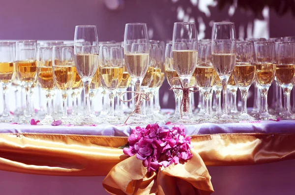 Много бокалов с шампанским на свадебном приеме — стоковое фото