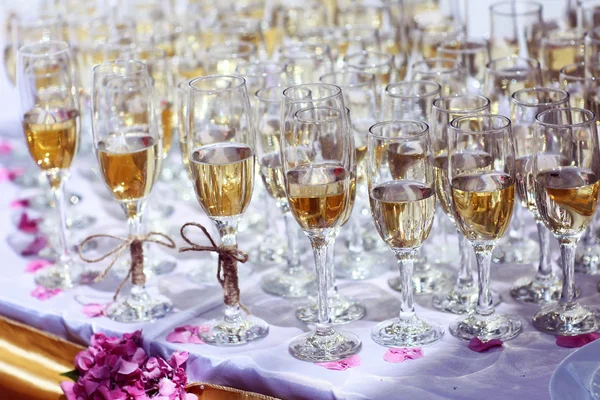 Vele glazen gevuld met champagne bij de bruiloft receptie — Stockfoto