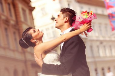 Güzel gelin ve Damat Düğün günü şehirde kutluyor