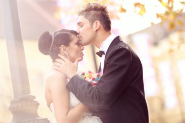 Güzel gelin ve Damat Düğün günü şehirde kutluyor