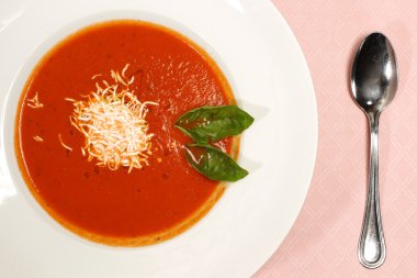 Lezzetli taze domates çorbası içinde beyaz tabak hazırladım.