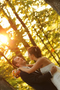 Güzel gelin ve damat ormanda kucaklayan