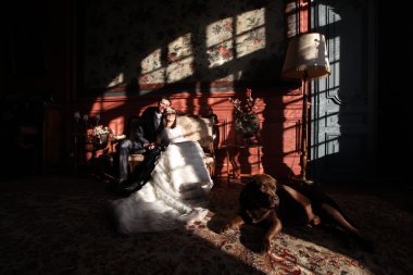 Güzel gelin ve damat kucaklayan ve eski vintage odasında öpüşme