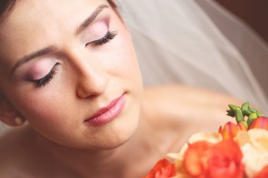 Güzel genç gelin gelin buketi ile portresi