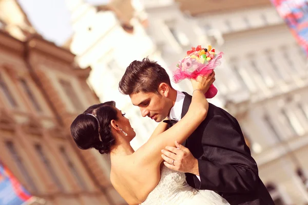 Hermosos novios celebrando el día de la boda en la ciudad —  Fotos de Stock