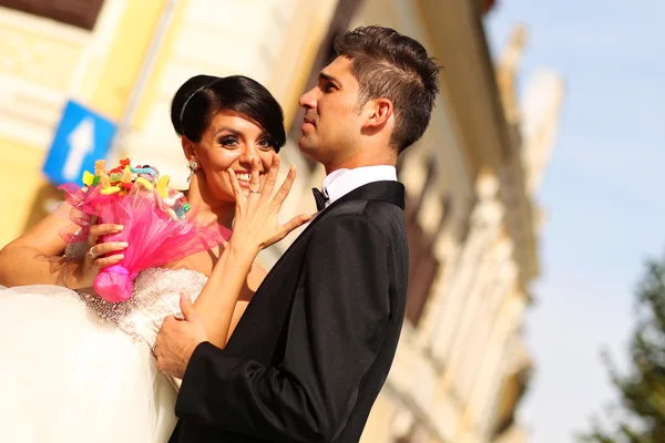 Belle mariée et marié célébrant le jour du mariage dans la ville — Photo