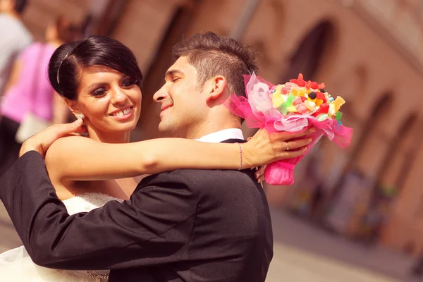 Hermosos novios celebrando el día de la boda en la ciudad —  Fotos de Stock