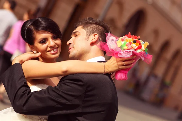 Beautiful bride and groom celebrating wedding day in the city — Stock Photo, Image