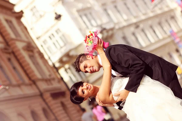 Beautiful bride and groom celebrating wedding day in the city — Stock Photo, Image