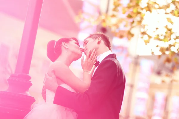 Beautiful bride and groom celebrating wedding day in the city — Stock Photo, Image