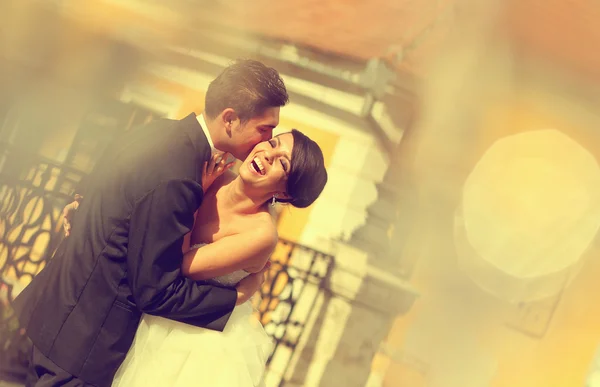 Vackra bruden och brudgummen firar bröllopsdag i staden — Stockfoto
