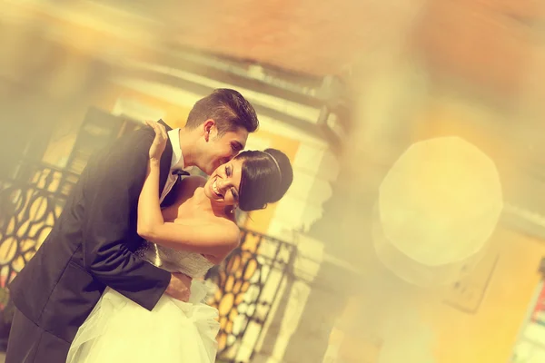 Beautiful bride and groom celebrating wedding day in the city — Stock Photo, Image