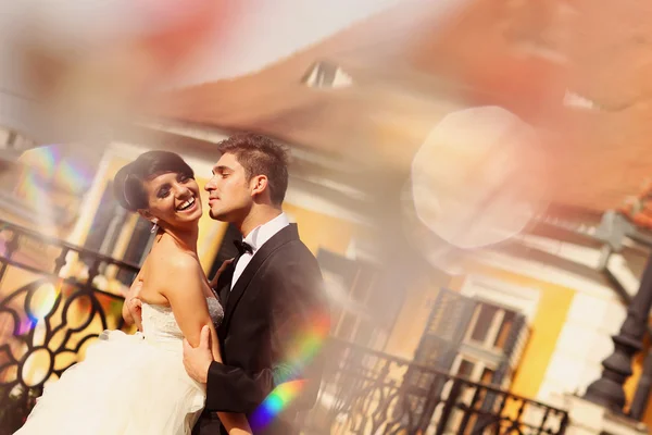 Hermosos novios celebrando el día de la boda en la ciudad — Foto de Stock