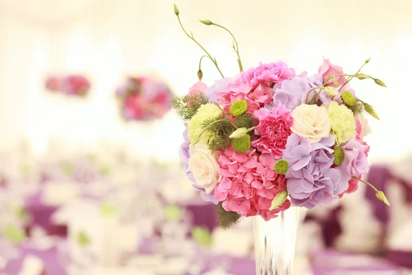 Schöne Straußdekoration auf dem Hochzeitstisch — Stockfoto