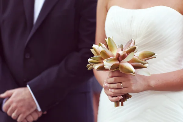 Noiva e noivo com lindo buquê de flores no dia do casamento — Fotografia de Stock