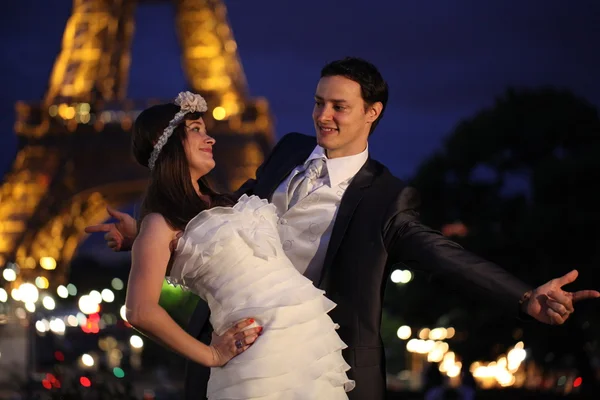 Красивые жених и невеста веселятся в Париже ночью — стоковое фото