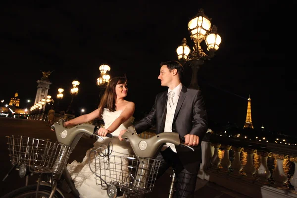 Bella sposa e sposo divertirsi a Parigi di notte — Foto Stock