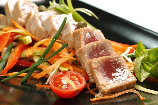 Deliciosos alimentos gourmet com atum e legumes — Fotografia de Stock