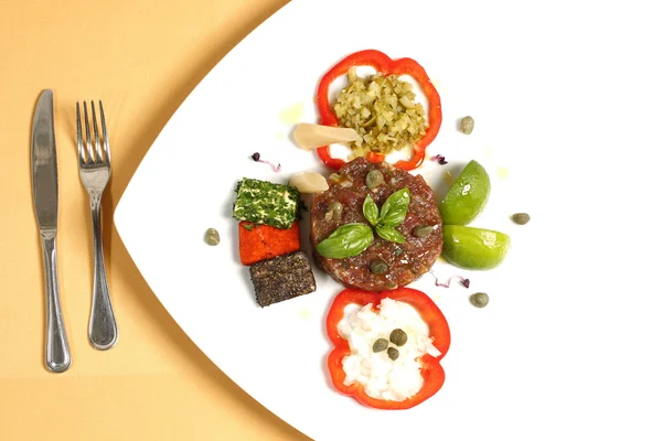 Vynikající gurmánské jídlo v restauraci na desce s vidličkou a nožem — Stock fotografie