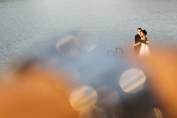 Güzel gelin ve damat bir teknede Gölü — Stok fotoğraf