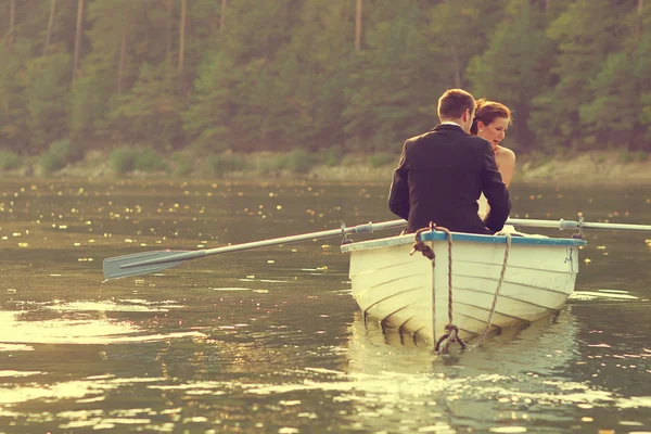 Hermosos novios en un barco en el lago — Foto de Stock