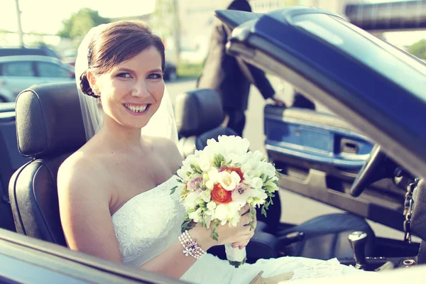 Hermosa novia con bouqut posando en el día de la boda — Foto de Stock