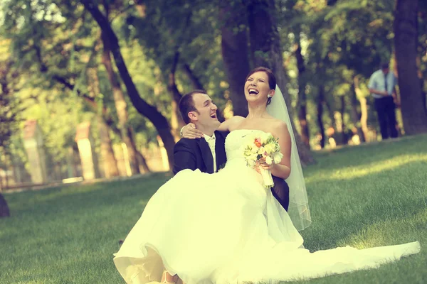 Bela noiva e noivo celebrando seu dia do casamento — Fotografia de Stock