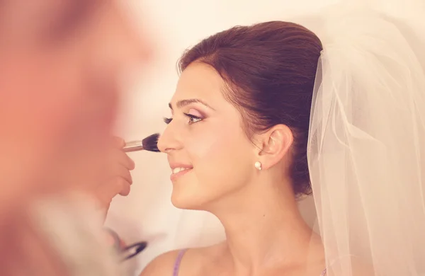 Hermosa novia conseguir maquillaje profesional antes de la boda — Foto de Stock