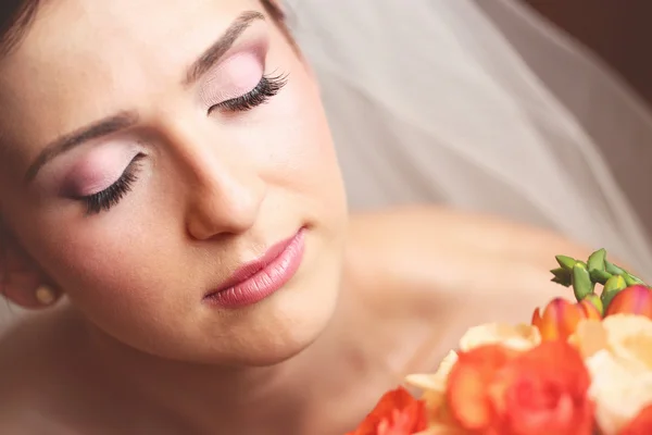 Portrait de belle jeune mariée avec bouquet nuptial — Photo