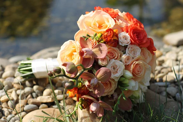 Hermoso ramo nupcial de rosas sobre rocas — Foto de Stock