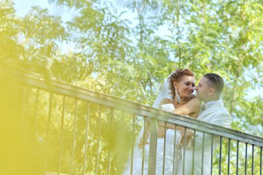 Güzel gelin ve Damat Düğün günü parkta kutluyor