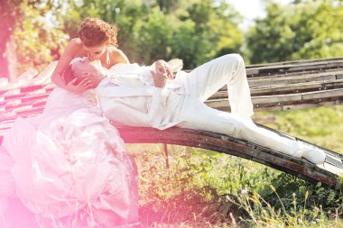 Güzel gelin ve Damat Düğün günü parkta kutluyor