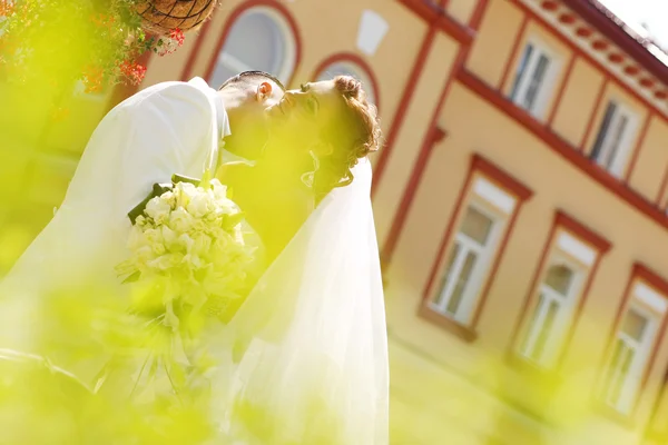 Beautiful bride and groom celebrating their wedding day in the city — Stock Photo, Image