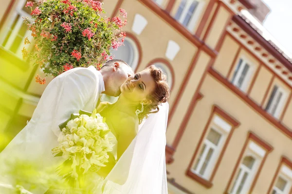 Hermosos novios celebrando el día de su boda en la ciudad —  Fotos de Stock