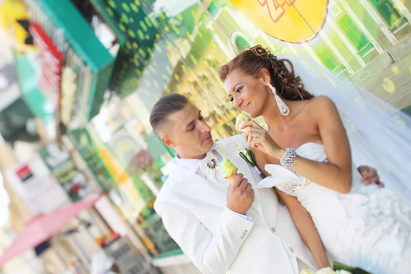 Hermosos novios celebrando el día de su boda en la ciudad — Foto de Stock