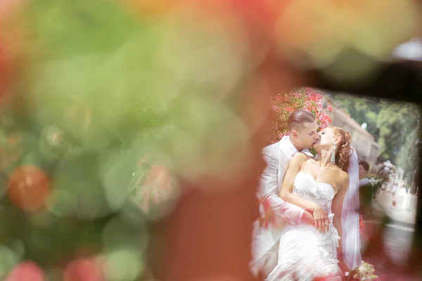 Hermosos novios celebrando el día de su boda en la ciudad —  Fotos de Stock