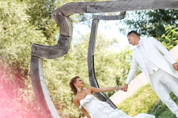 Belle mariée et marié célébrant leur jour de mariage dans le parc — Photo