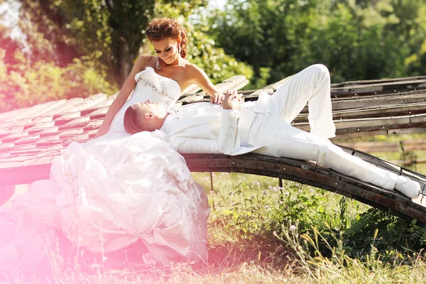 Schönes Brautpaar feiert seinen Hochzeitstag im Park — Stockfoto