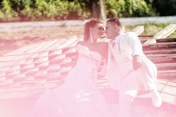 Hermosos novios celebrando el día de su boda en el parque —  Fotos de Stock