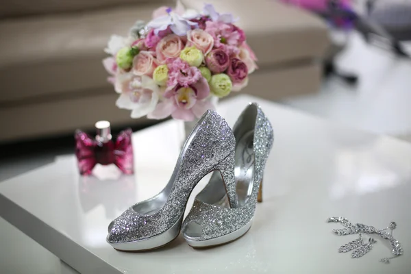 Elegant brudens skor med glitter — Stockfoto
