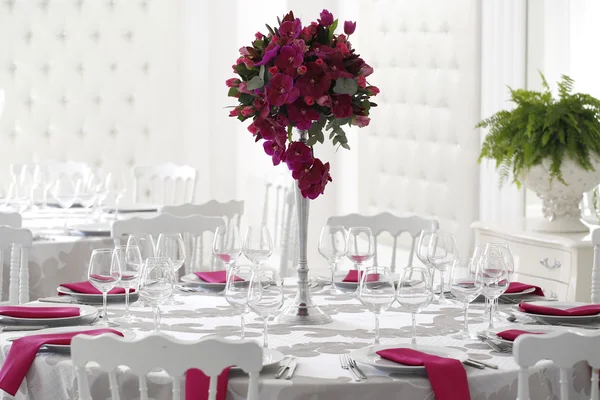 Mooie bloem boeket decoratie op bruiloft tabel — Stockfoto
