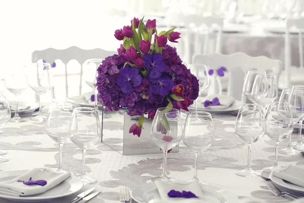 Beautiful flower bouquet decoration on wedding table — Stock Photo, Image